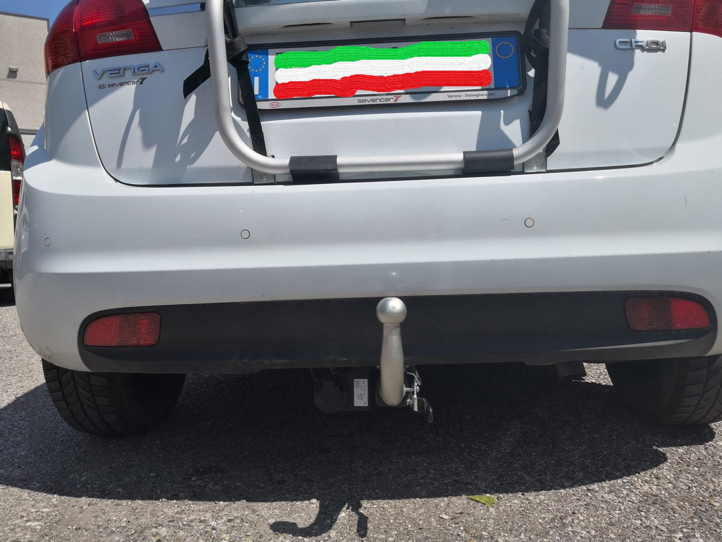 l'immagine illustra l'auto presa da dietro con il gancio installato. 