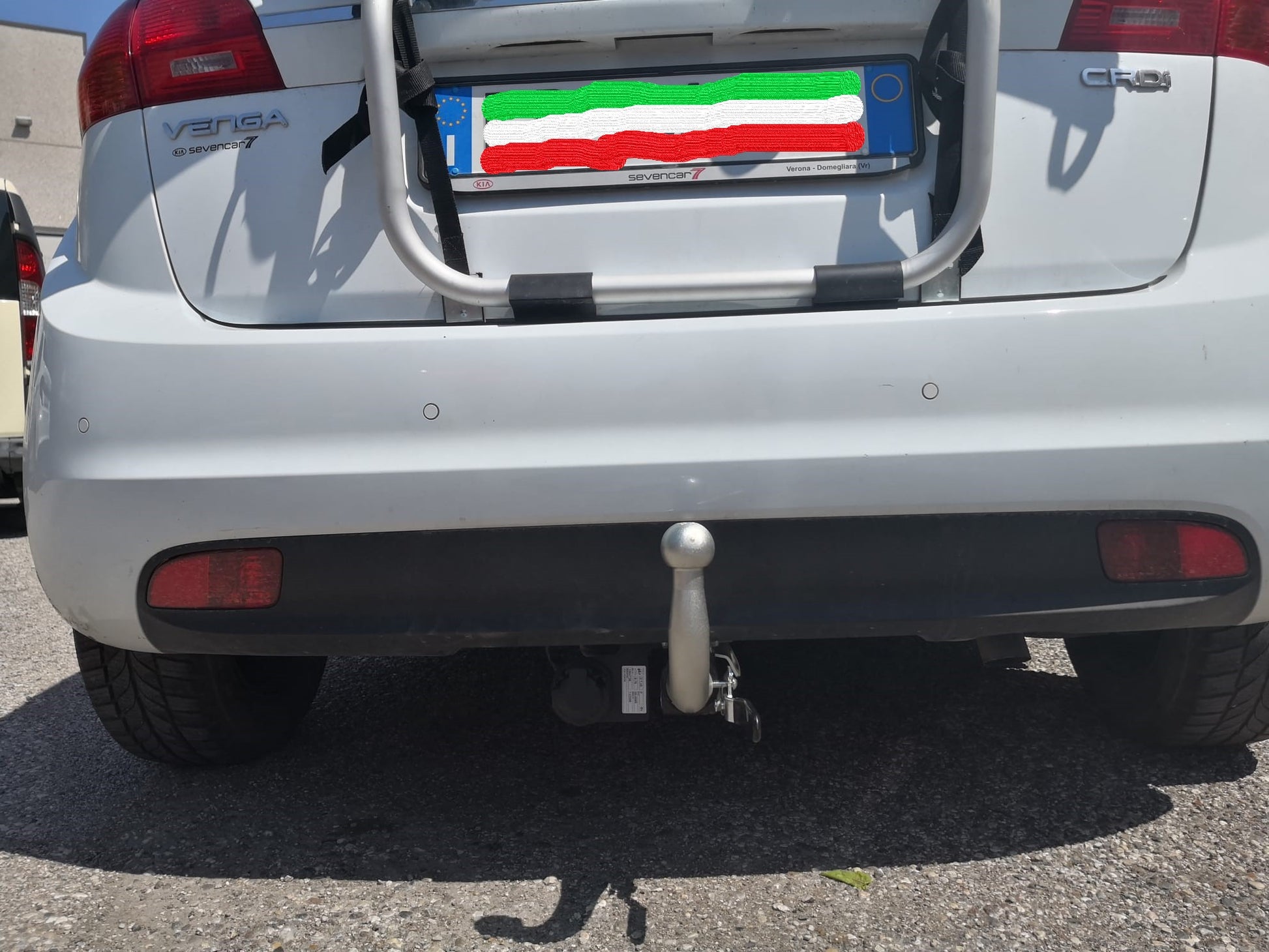 l'immagine illustra l'auto presa da dietro con il gancio installato. 